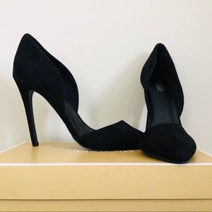 Black Pumps